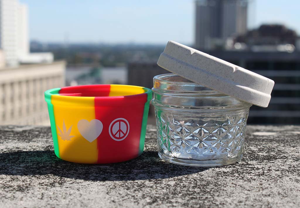 RE:STASH We'd Love Peace Rasta Tie-Dye 4oz Jar - Image 3