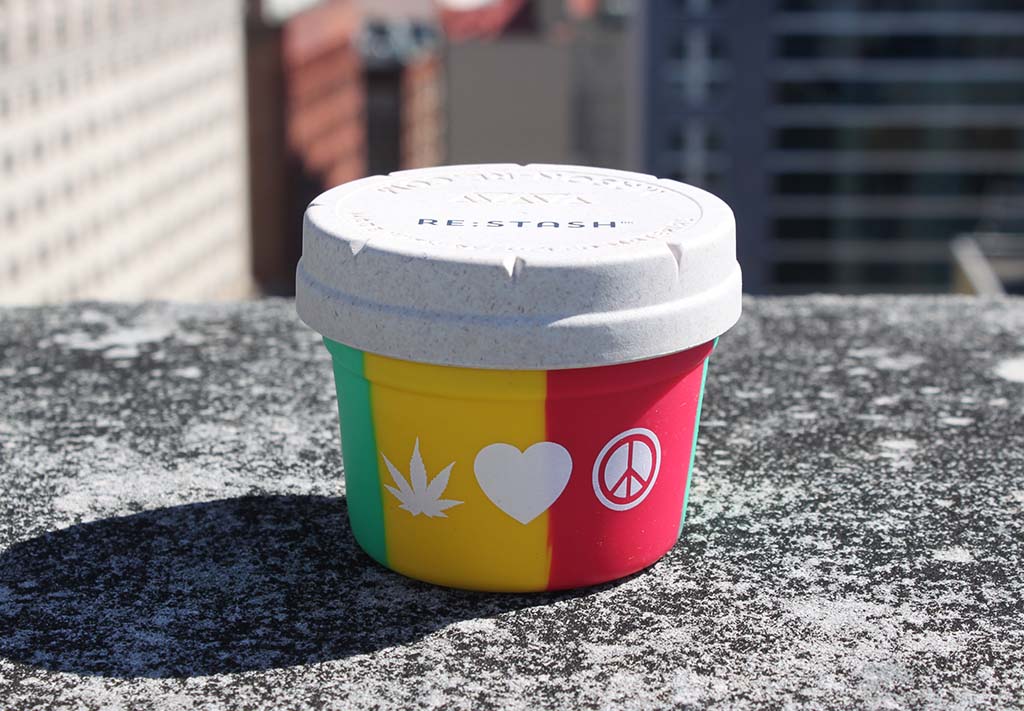 RE:STASH We'd Love Peace Rasta Tie-Dye 4oz Jar - Image 4